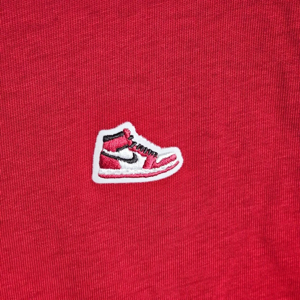 Jordan T-Shirt Mens XL Red HJ2326-687 AJ1 Sneaker Patch Short Sleeve Crew Neck